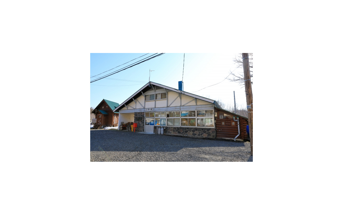 ニセコ～倶知安間にある比羅夫駅。駅舎自体が宿になっている話題の駅だが、国道からかなり離れた秘境駅的存在のため、検討の俎上には載っていない模様。