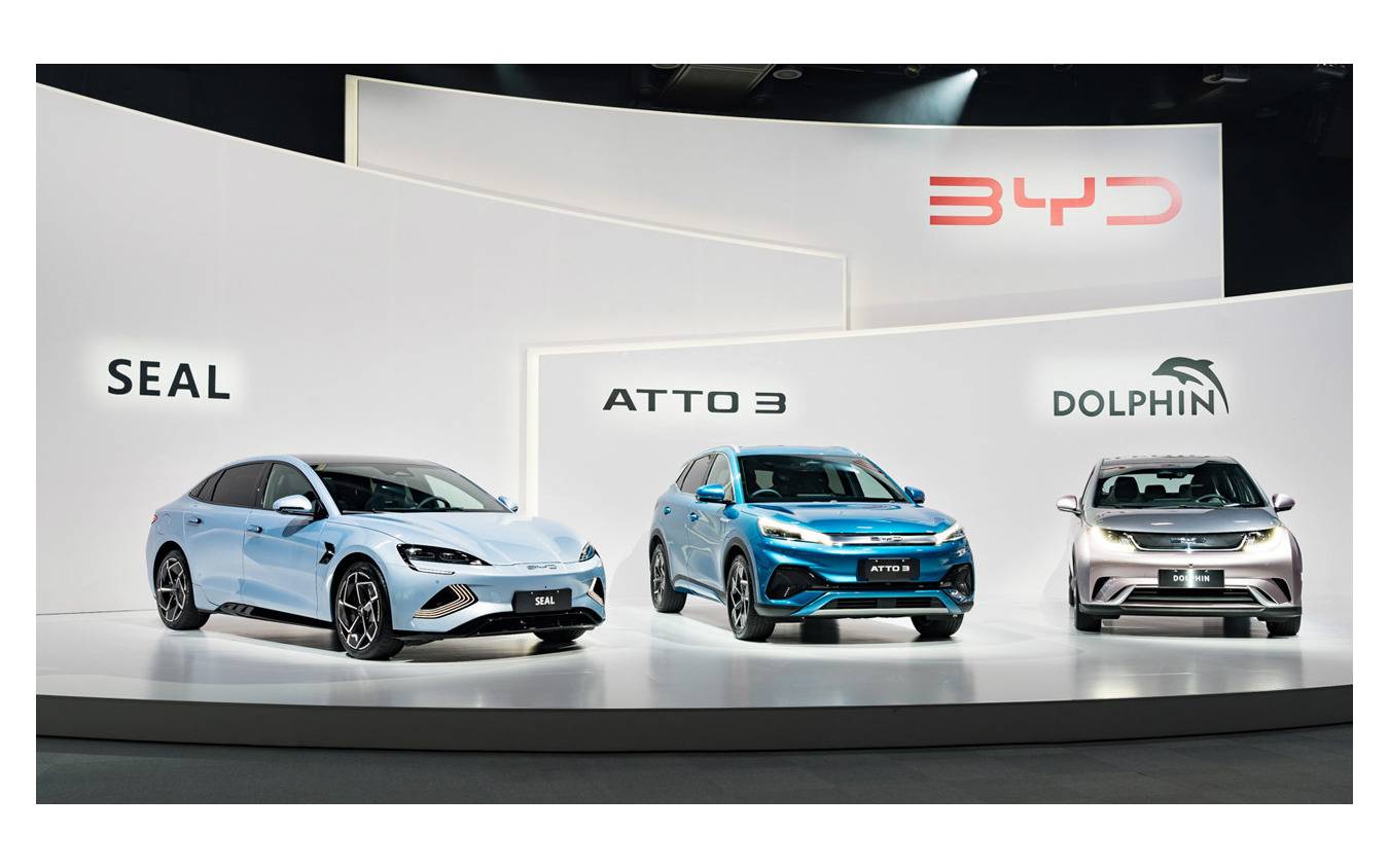 BYDは、2023年 1月 に発売予定の「 ATTO 3」(中央)を皮切りに、 2023年 中頃 に 「 DOLPHIN」(右) 、 2023年 下 半 期に「 SEAL」(左) の 発売 を 予定する