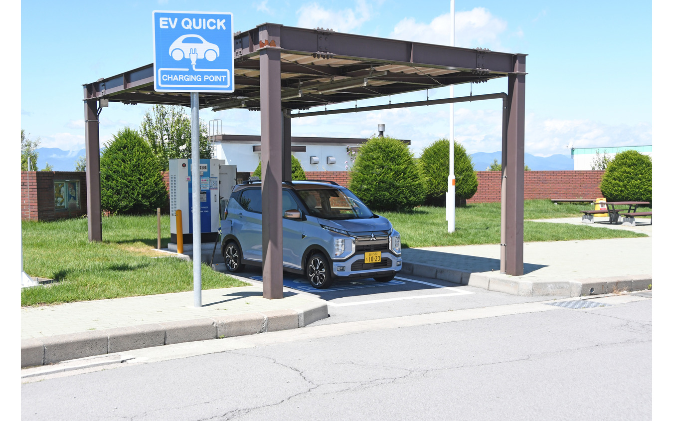 上信越自動車道の東部湯の丸SAの急速充電器。屋根もあって理想的な環境