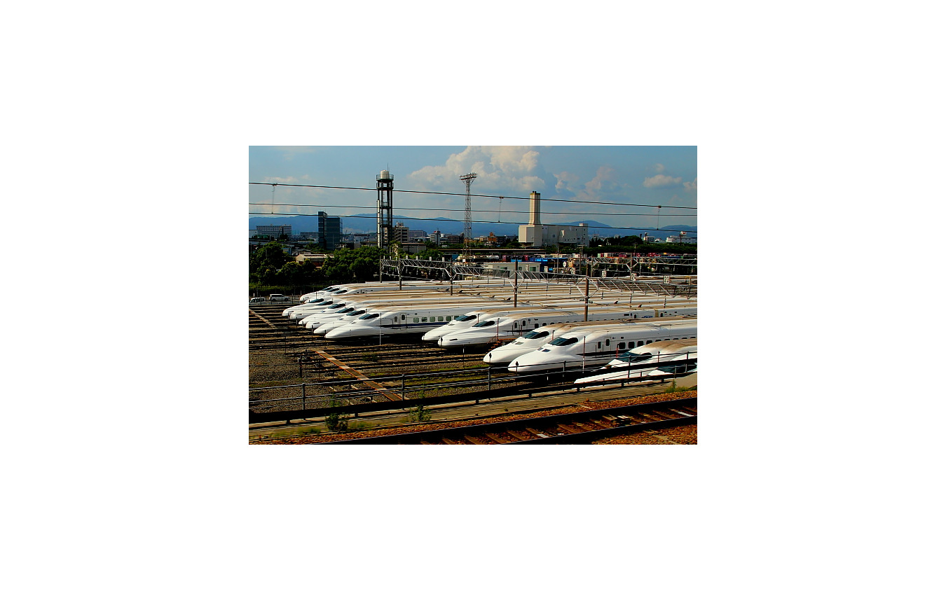 東海道新幹線の鳥飼車両基地。同新幹線の貨物構想においてはこの基地一帯が大阪地区の貨物駅として予定されており、車両基地に隣接する現在のJR貨物大阪貨物ターミナルへ至る高架橋が建設された。