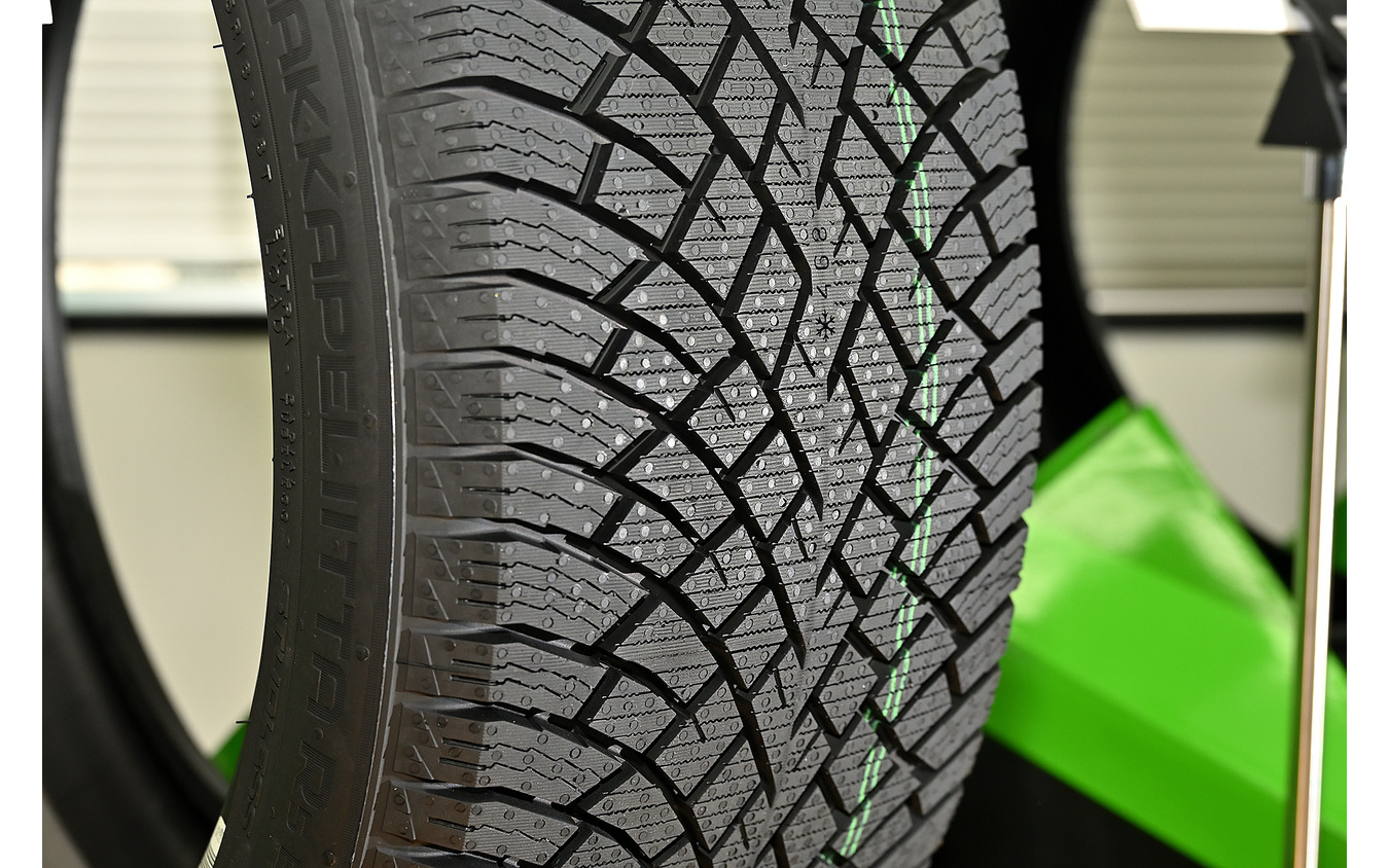 公式ショップ】 送料無料 ノキアンタイヤ 冬 スタッドレスタイヤ Nokian Tyres HAKKAPELIITTA R5 SUV 235  50R20 104T XL 4本