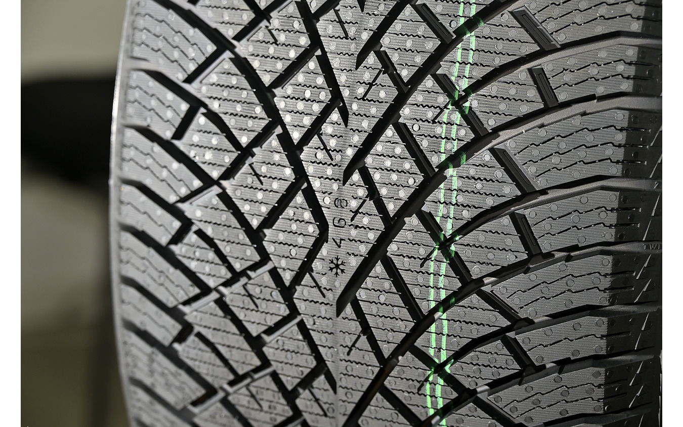 公式ショップ】 送料無料 ノキアンタイヤ 冬 スタッドレスタイヤ Nokian Tyres HAKKAPELIITTA R5 SUV 235  50R20 104T XL 4本