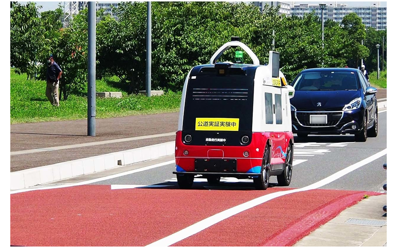 無人走行ロボットの最高速度は15km/h。後続車など周囲の状況を判断しながら遠隔操作で停止させることもある