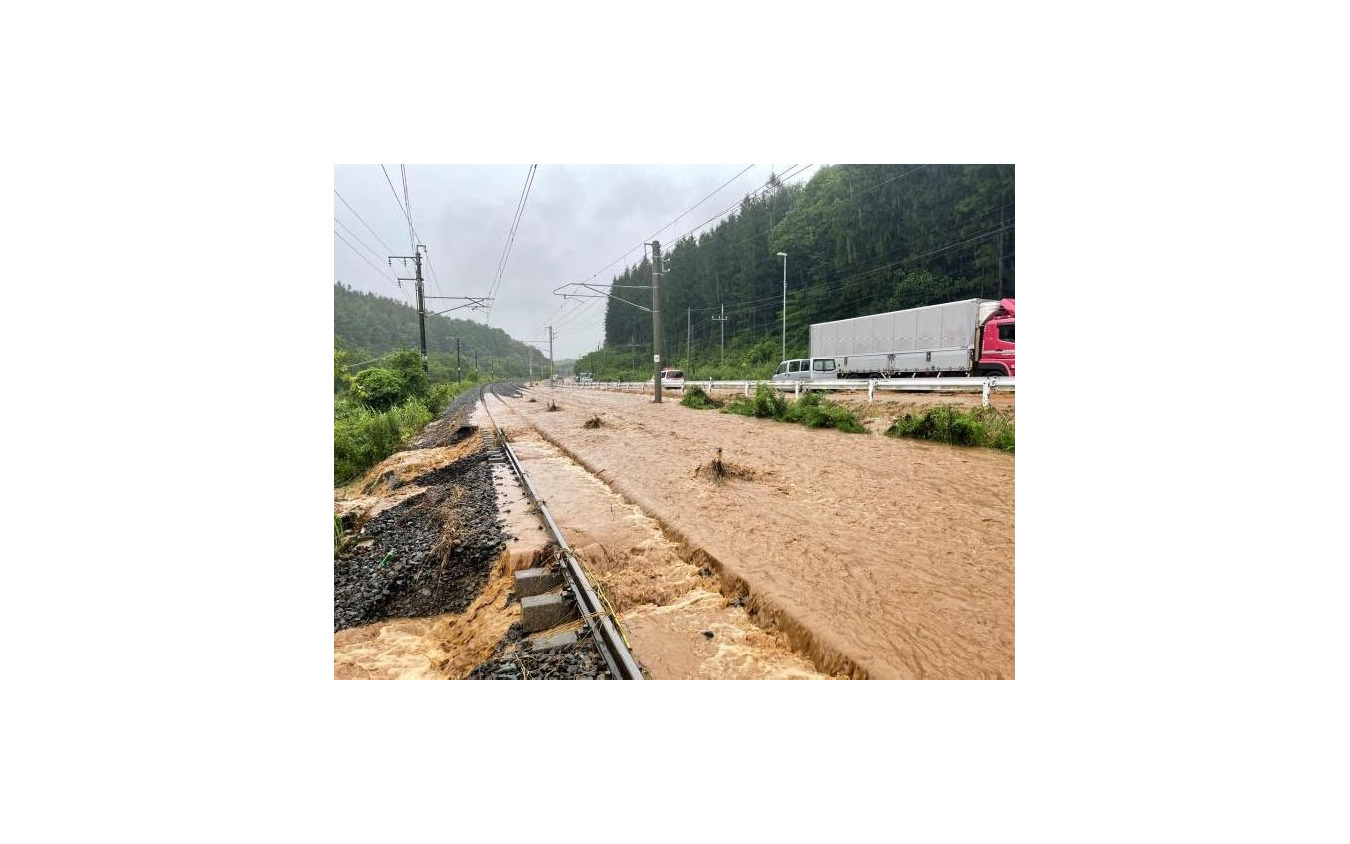 土砂が流入したIGRいわて銀河鉄道奥中山高原～小鳥谷間。