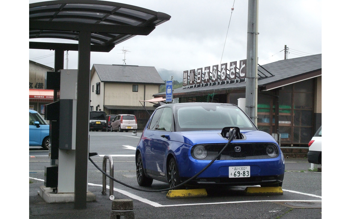 山口の道の駅菊川で充電中。この角度から見ると古典的な欧州車フォルム。