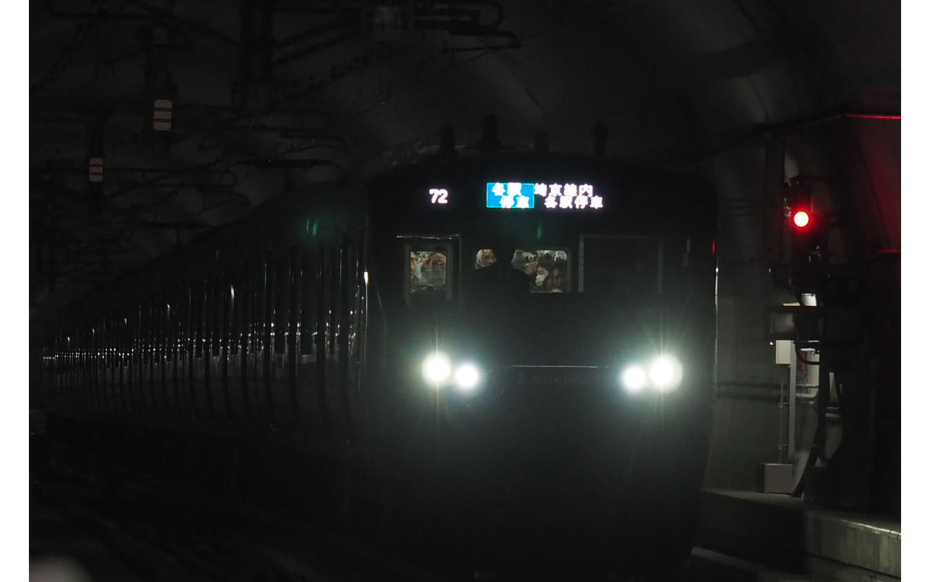 西谷方面から羽沢横浜国大駅に入る相鉄・JR直通線の12000系電車。相鉄新横浜線は相鉄・JR直通線として2019年に開業した西谷~羽沢横浜国大間も含む。2019年12月31日。