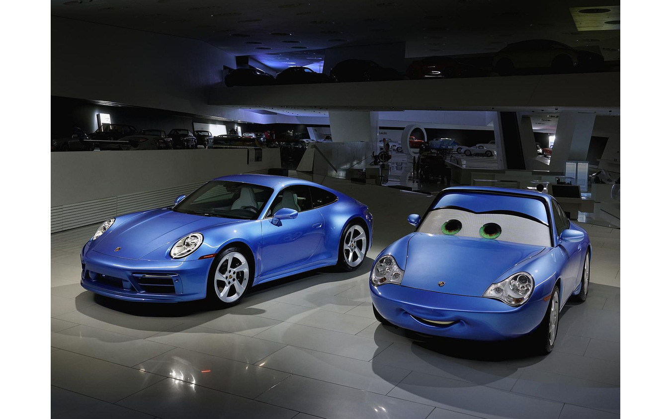 ポルシェ 911 サリー・スペシャル（左）と映画『カーズ』に登場するキャラクターの「サリー・カレラ」