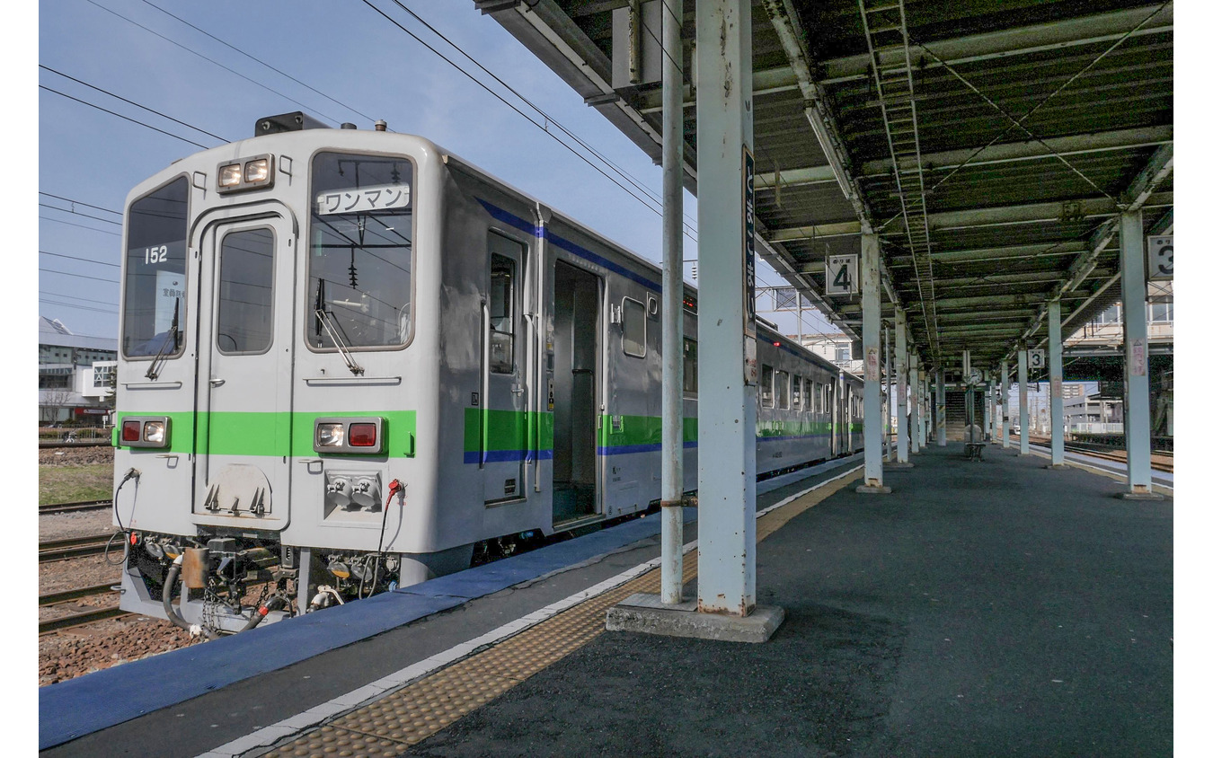 苫小牧駅で発車を待つキハ143形の上り普通列車。苗穂運転所配置車のため、早朝・深夜は送込みを兼ねて札幌~苫小牧間にも普通列車として入線するが、その時は車掌が乗務する。
