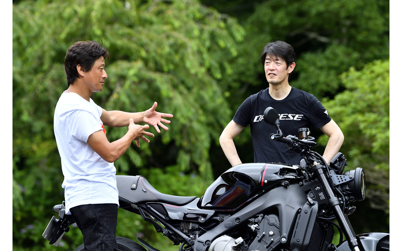 ヤマハ XSR900について語る伊丹孝裕氏(右)と鈴木大五郎氏(左)