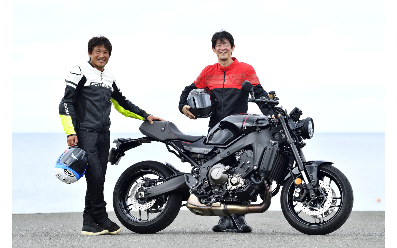 ヤマハ XSR900と伊丹孝裕氏（右）と鈴木大五郎氏（左）