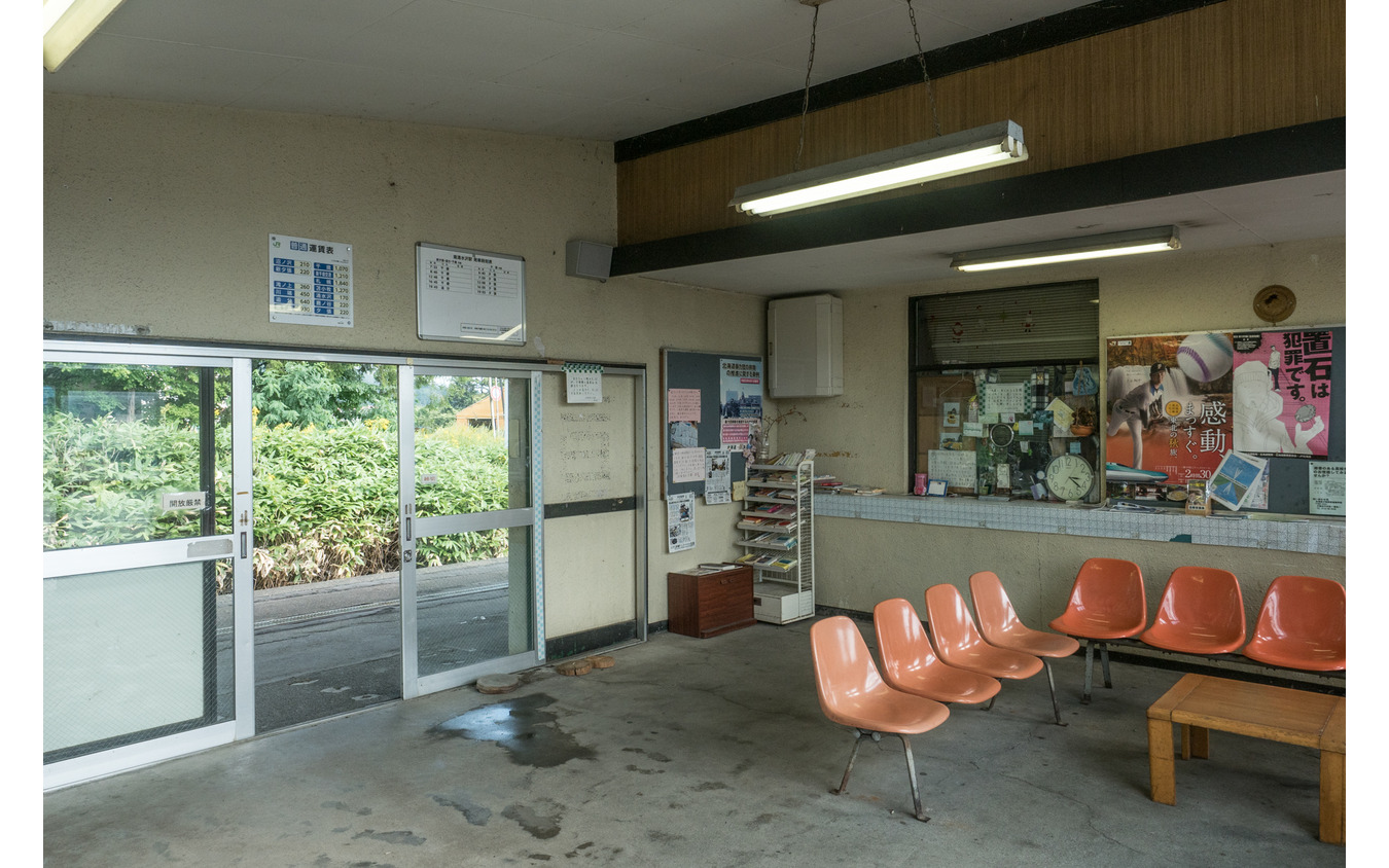 現役時代の石勝線夕張支線・南清水沢駅の待合室。同駅は現在も残されており、「そば天国」というそば店として活用されている。