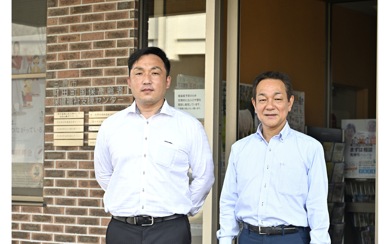 三豊市政策部交通政策課の近藤佳隆課長補佐(左)と三豊市社会福祉協議会 地域移動支援室の野村和弘室長(右)