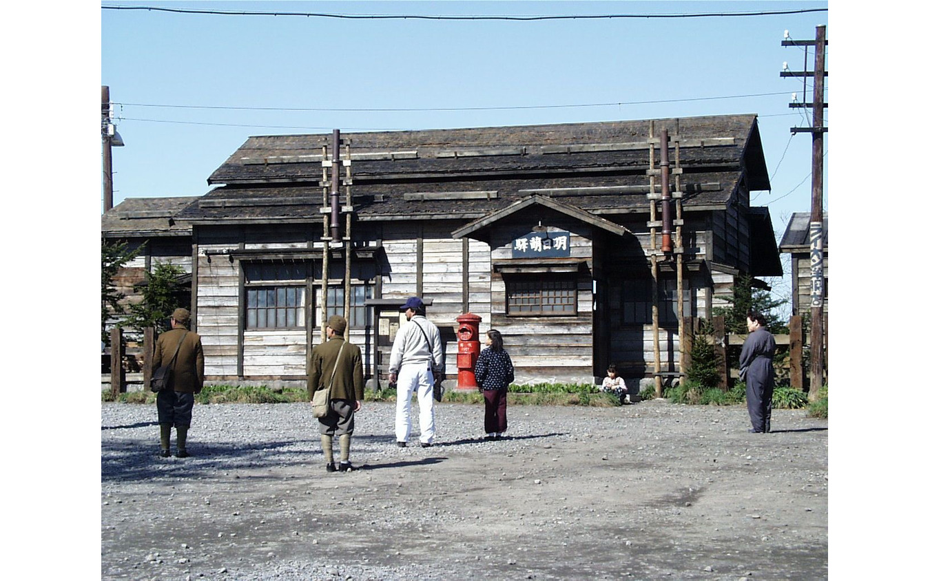 「明日萌駅」こと、恵比島駅でのドラマ『すずらん』ロケ風景。1999年5月10日。