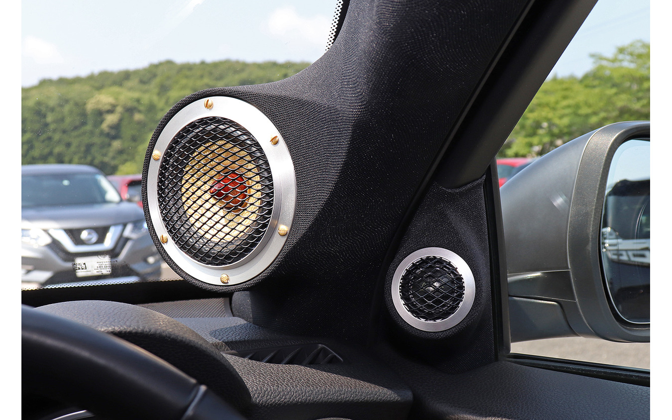 「3ウェイスピーカー」が搭載されたオーディオカーの一例(製作ショップ:サウンドワークス<千葉県>)。