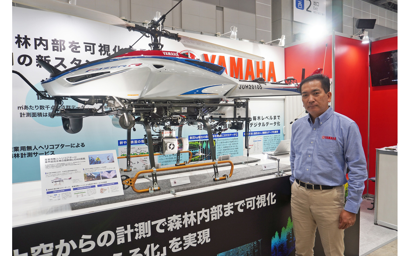 森林計測をおこなう無人ヘリコプターと、ヤマハ発動機の加藤薫さん