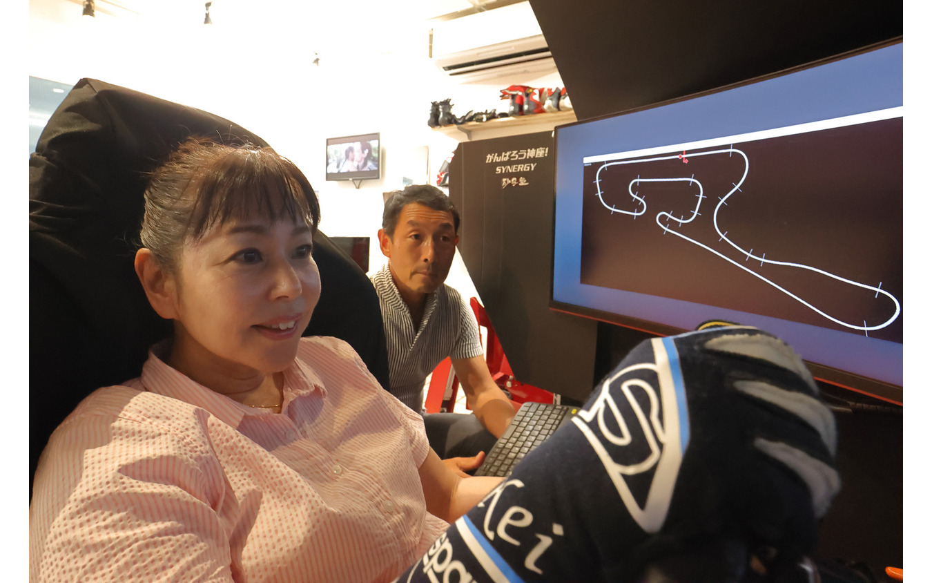「東京バーチャルサーキット」でシミュレータートレーニングを行う竹岡圭さん