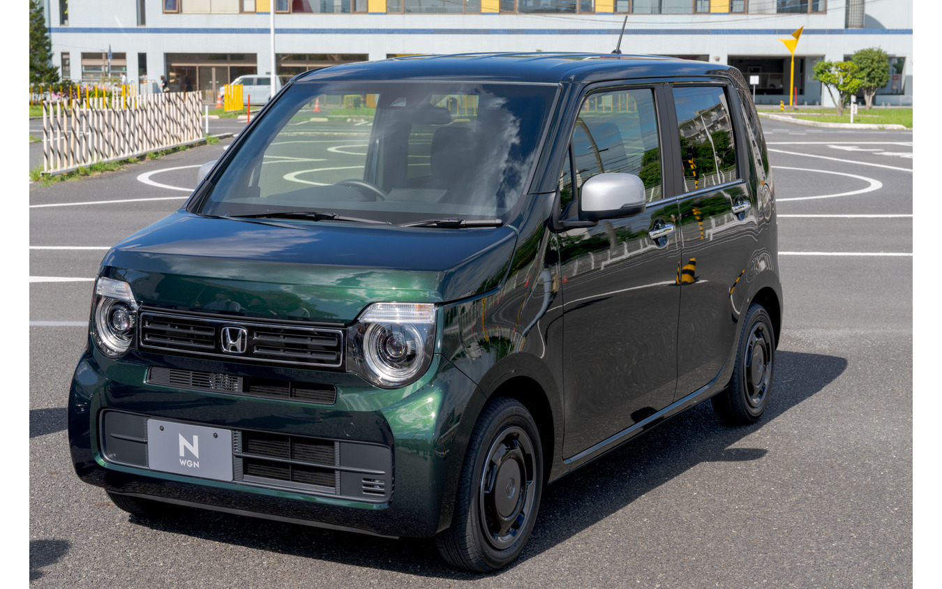 『STYLE+ BITTER(スタイルプラス ビター)』はブリティッシュグリーン・パールのカラーモデルが用意されていた。