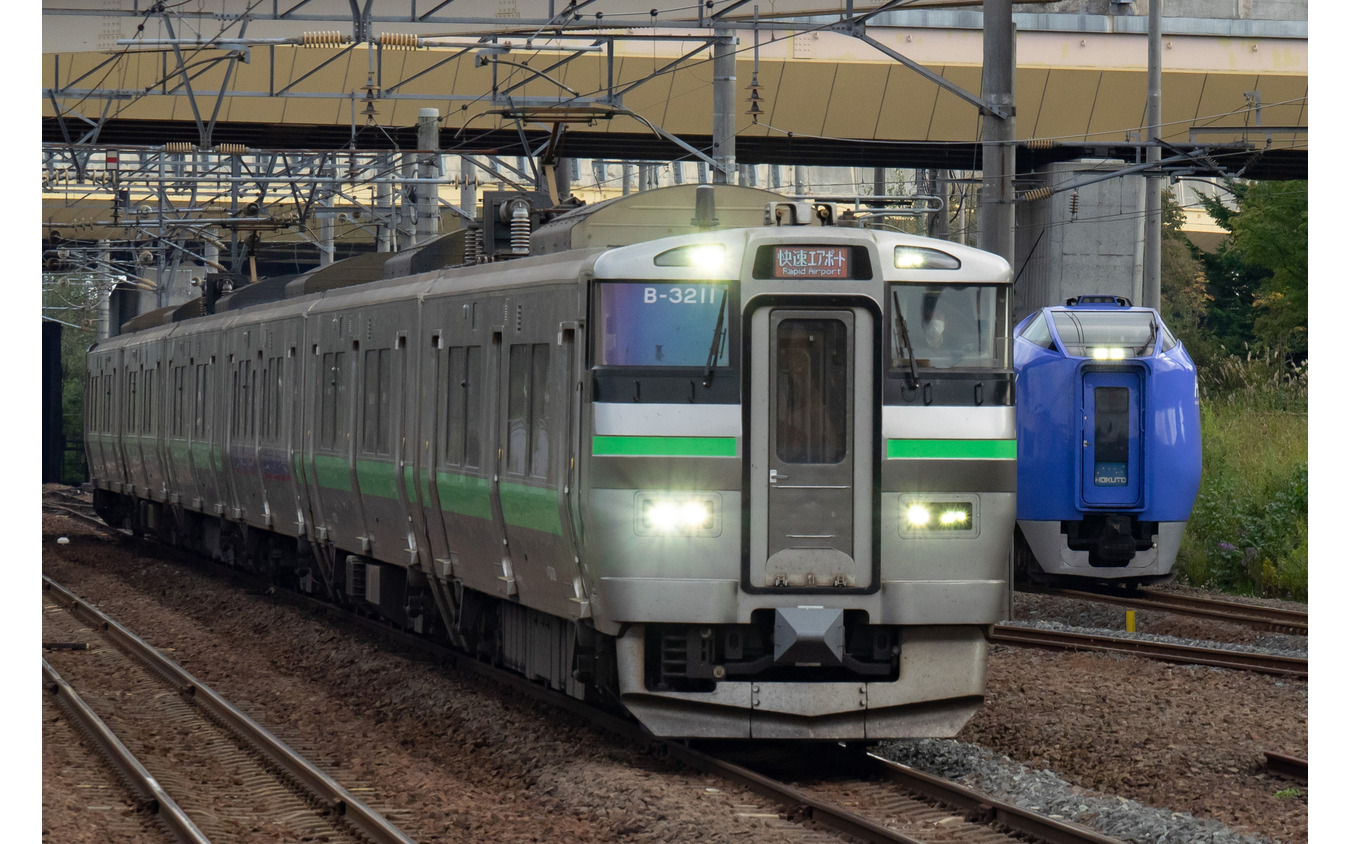 若干遅延したため、新千歳空港駅から南千歳駅に進入する快速『エアポート133号』と一瞬並走した7D『北斗7号』。本来ならありえないシーンだ。千歳線南千歳。2022年9月30日。