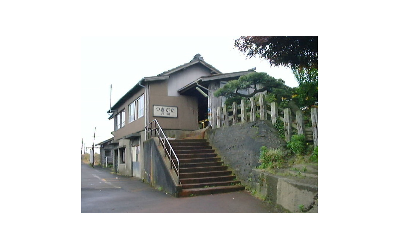 現役時代の月潟駅。戦前に建てられた木造駅舎で、通常は非公開。1998年5月30日。