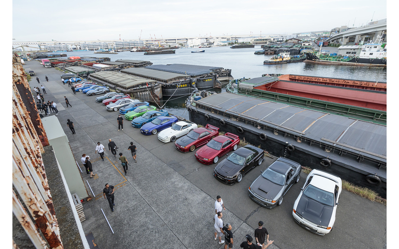 会場前に並んだ日本車のチューニングカー