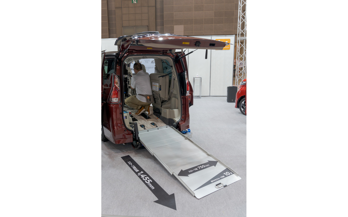 スロープの角度がなだらかになるように、車高が80mm下がるようになっている。