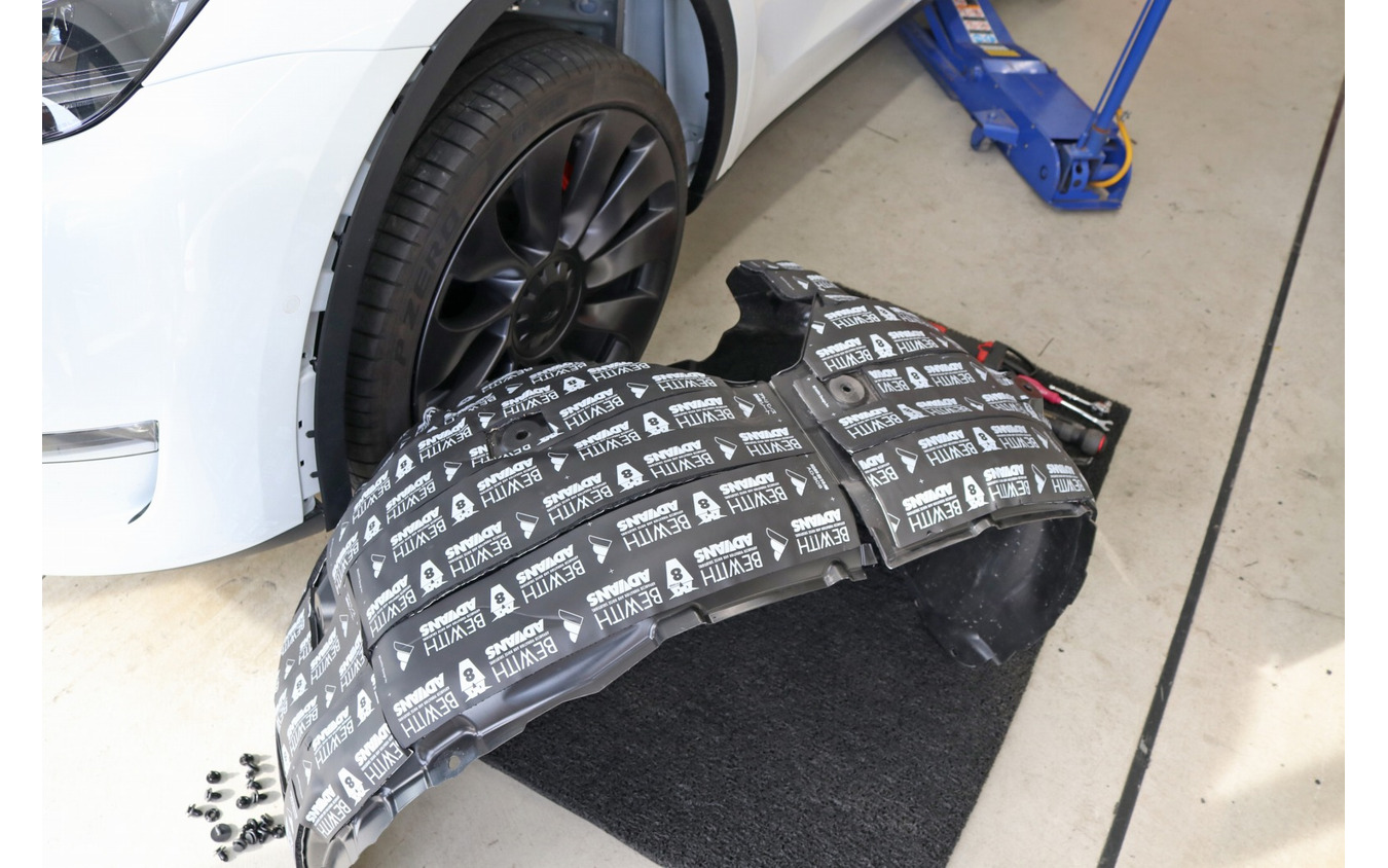 フロントはインナーカバー側に施工される