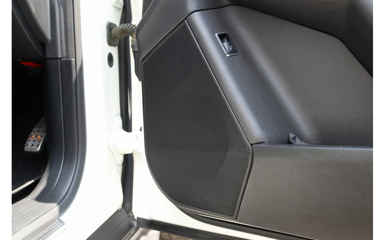 テーゼスのミッドバスである「TH6.5 Sax」はドアの純正位置にインナー取り付けされている。普段使いを考慮したシンプル設置だ。