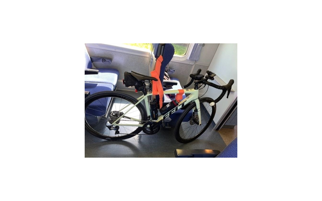 自転車の車内固定イメージ：10000系。固定用のベルトは乗車時に用意される。