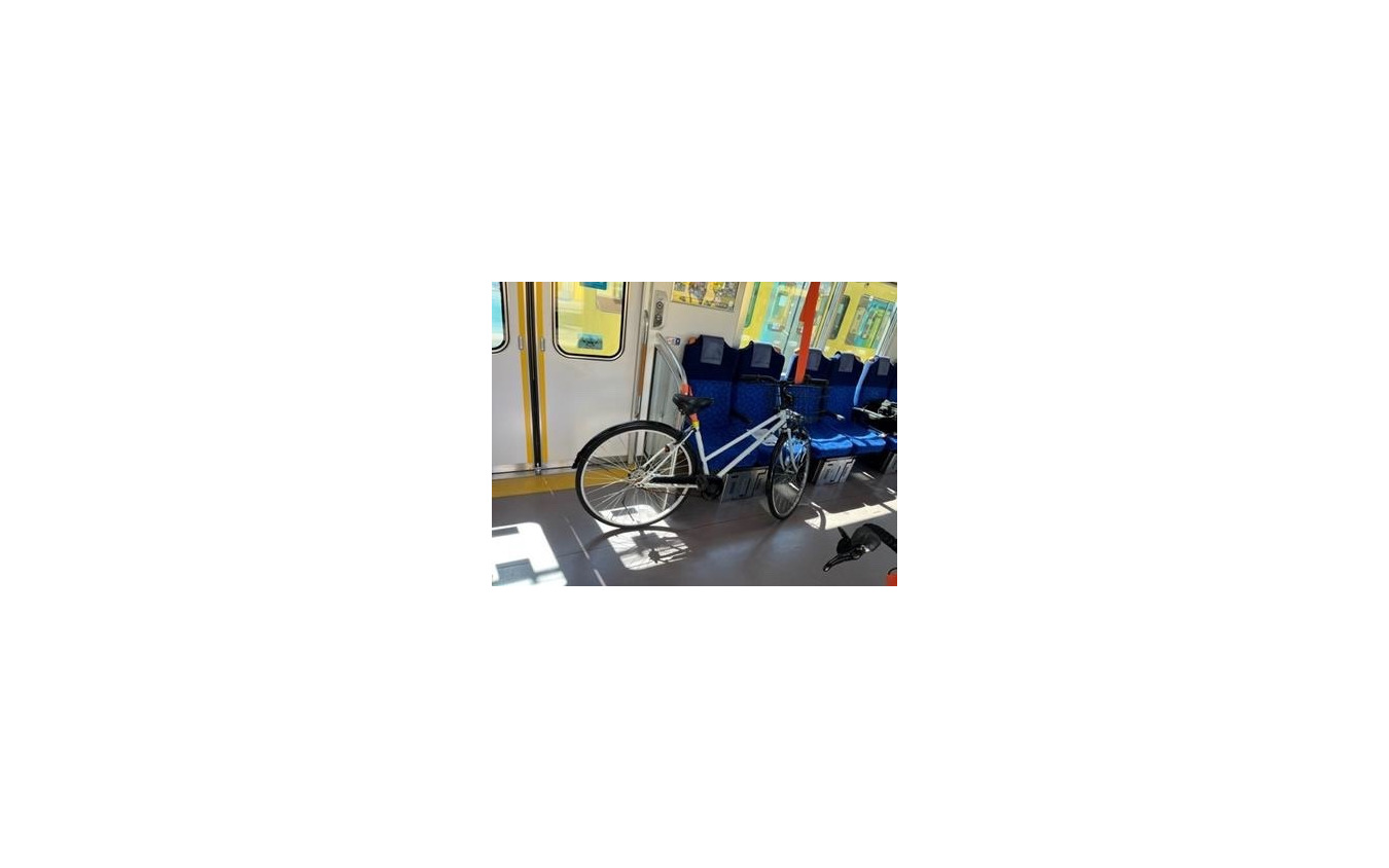 自転車の車内固定イメージ:40000系。固定用のベルトは乗車時に用意される。