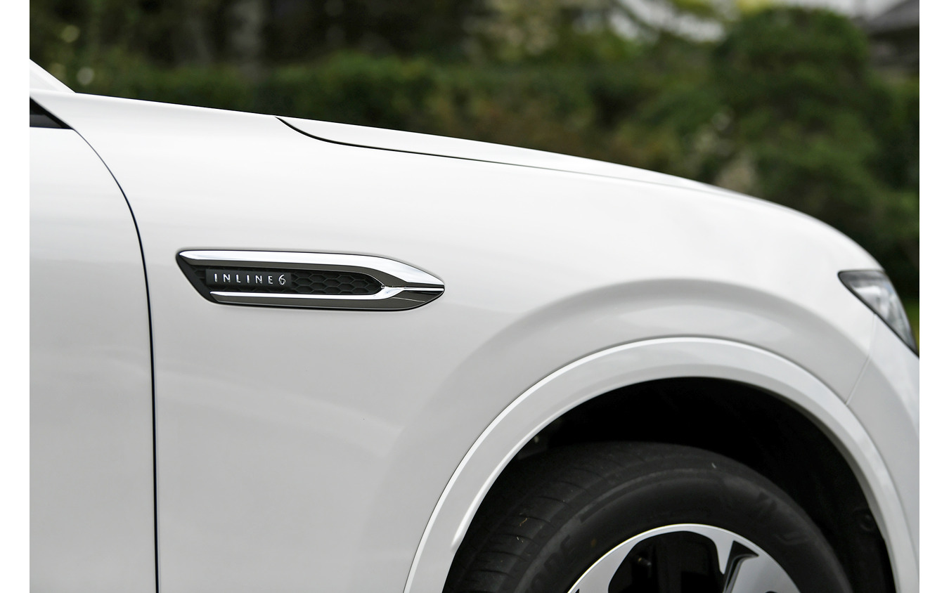 マツダ CX-60のフロントフェンダーに取り付けられたバッジ