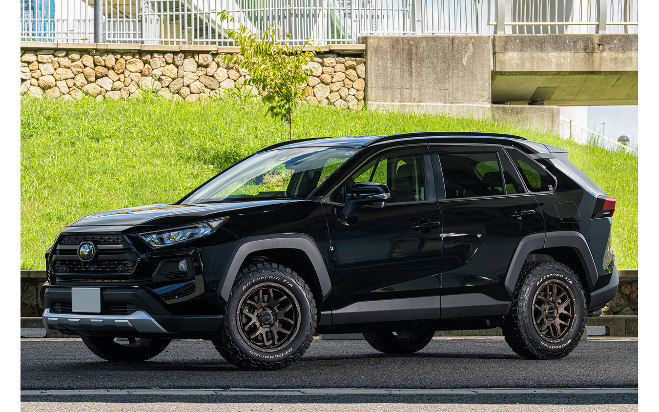 トヨタ RAV4×レイズ チームデイトナ F6 Boost／17×8.0J IN35、タイヤサイズ＝245/65R17