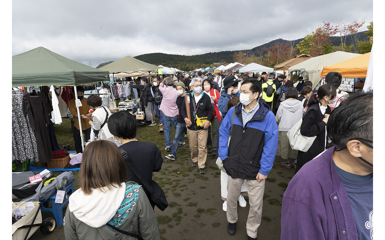 会場内で開かれていたフリーマーケットは大盛況！