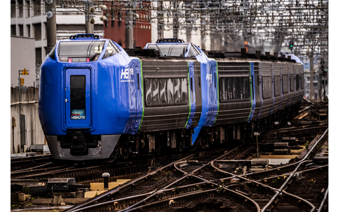 札幌駅を発車した函館行き9098D『スーパー北斗』。先頭車の復刻ロゴ（HEAT281）と現行ロゴ（furico281）の違いがおもしろい。