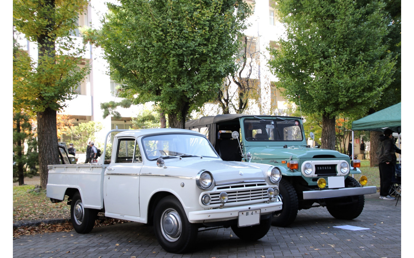 ダットサン 320トラック(手前）とトヨタランドクルーザーFJ40