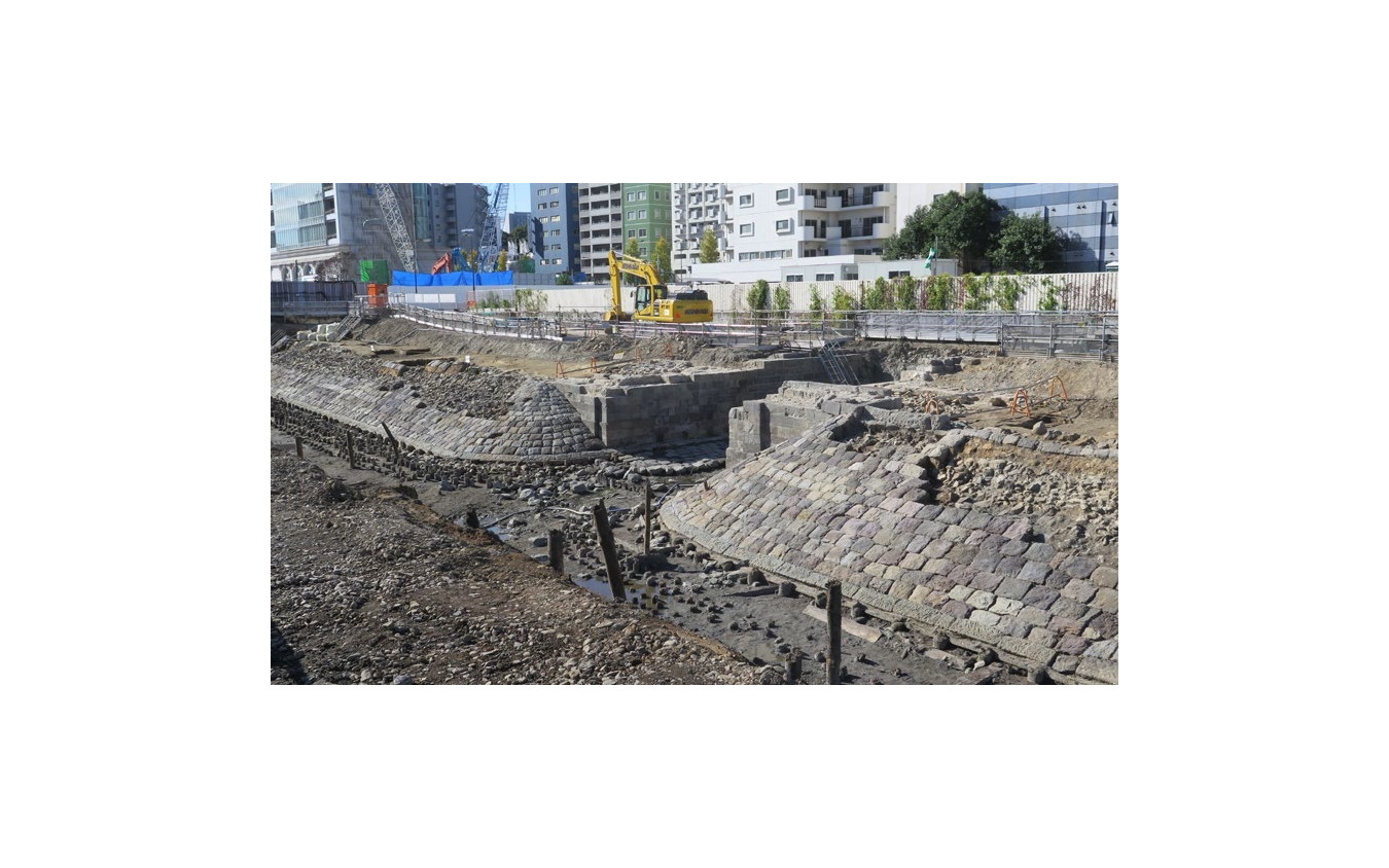 「明治時代の錦絵に描かれた当時の風景」がそのまま残っているとして、現地保存されることになった高輪築堤の第7橋梁部。高輪築堤の海側の築石が400形403号の土台にオブジェとして使われているが、高輪築堤と同時代の機関車であり、親和性が高いとされている。