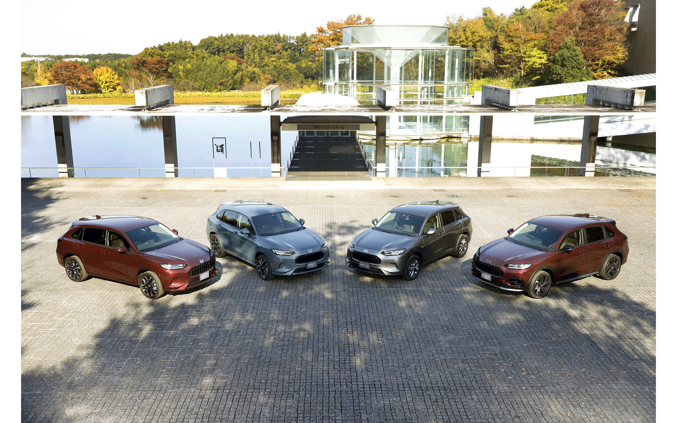 ホンダ ZR-V(両端がプレミアムクリスタルガーネット、中左がノルディックフォレストパール、中右がプラチナグレー)