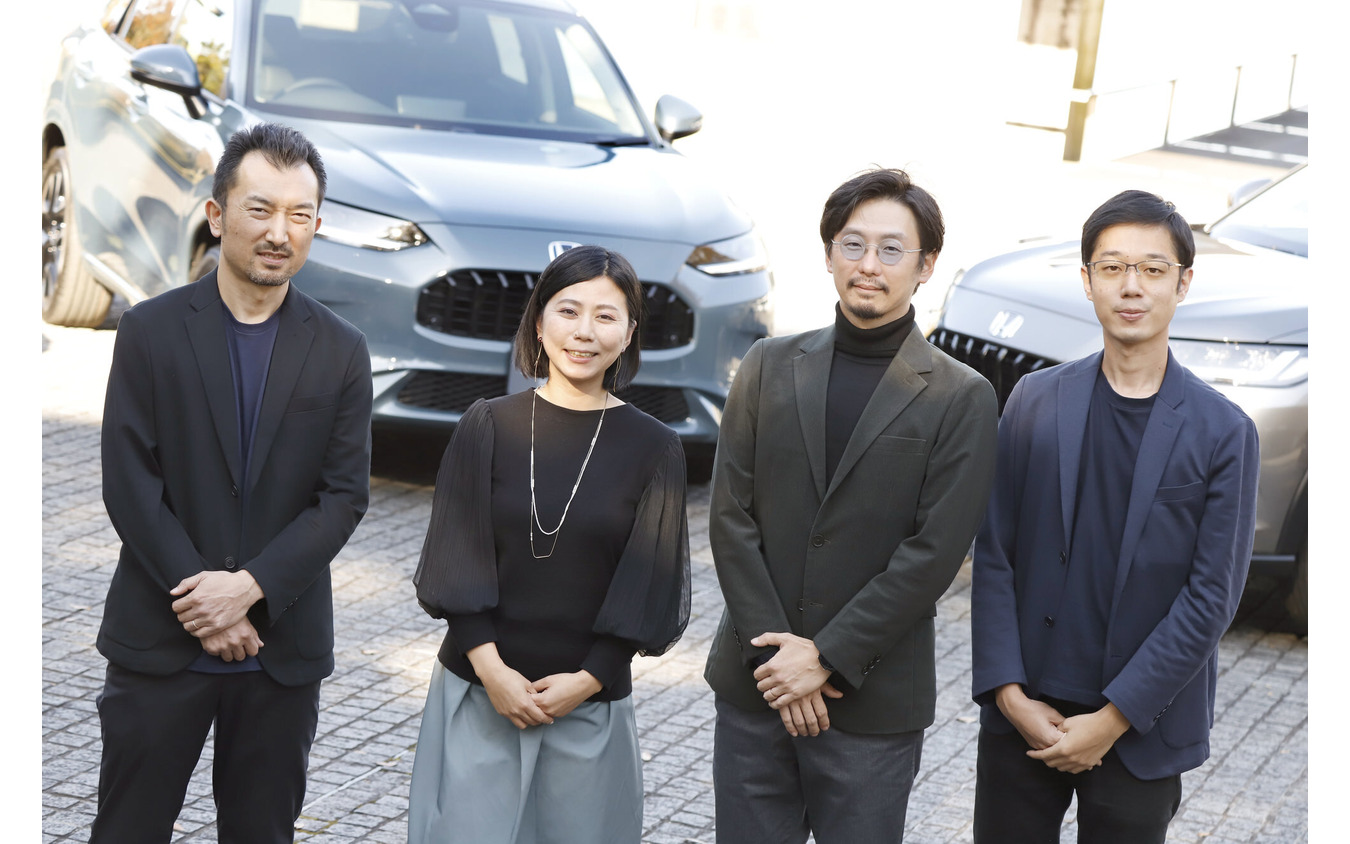 (左から)エクステリアデザイン担当の田村敬寿氏、カラー・マテリアル・フィニッシュ担当の後藤千尋氏、インテリアデザイン担当の上野大輝氏、パッケージ担当の伊藤智広氏