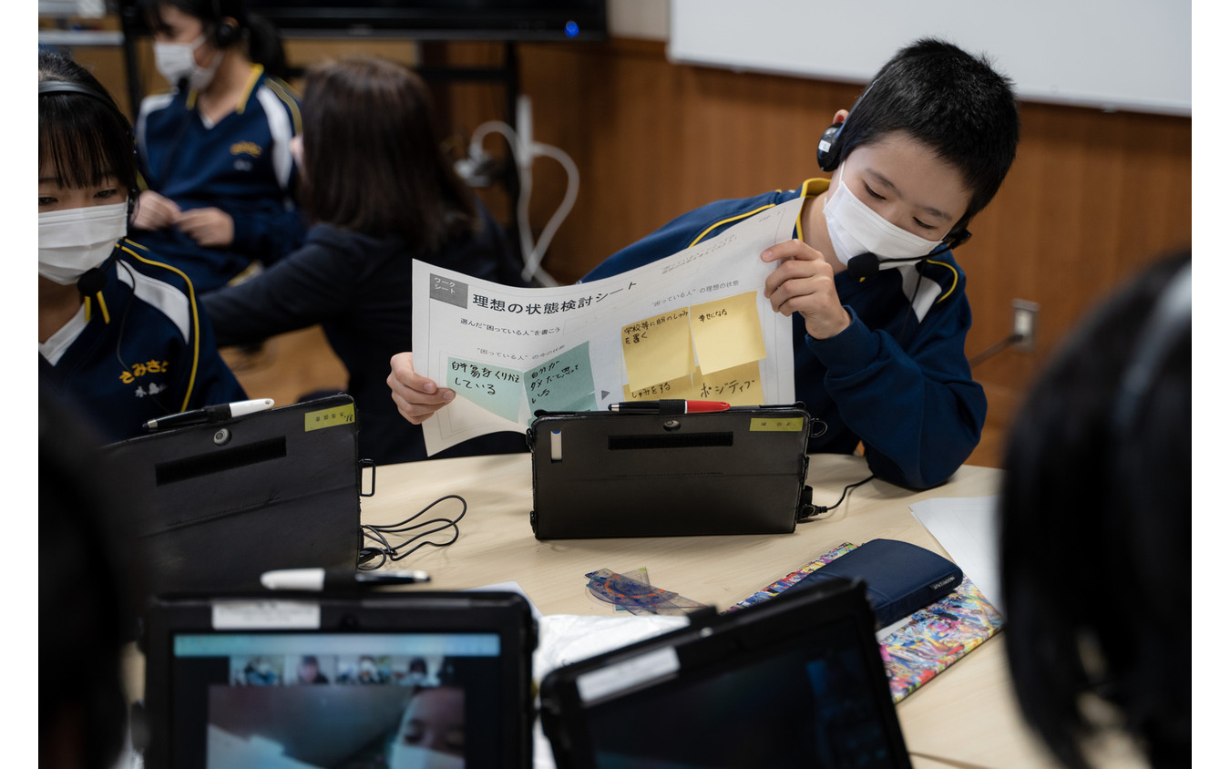 社会人にオンラインで説明をしている小学生