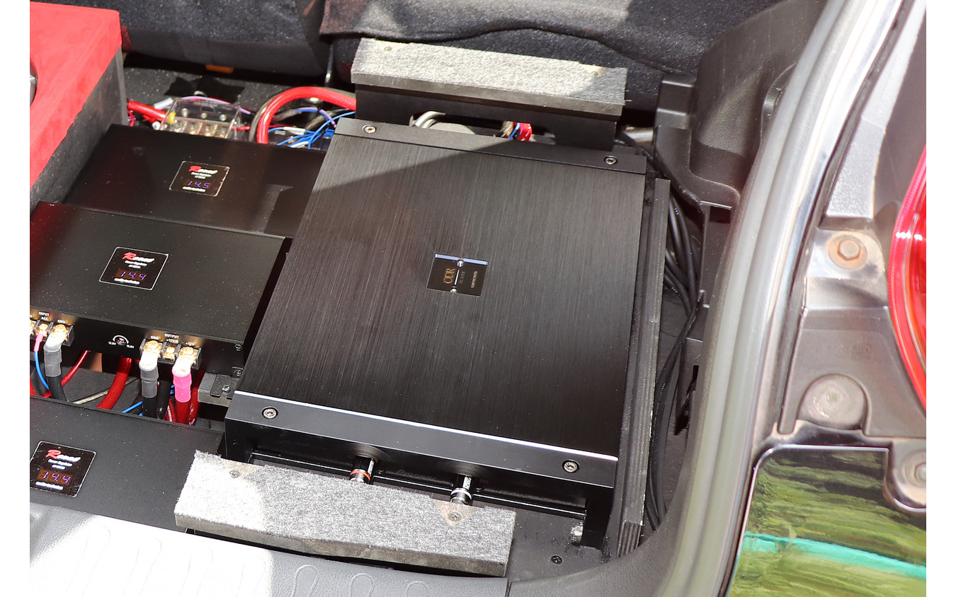 『カロッツェリアX』のパワーアンプを搭載したオーディオカーの一例（製作ショップ：M.E.I.＜広島県＞）。