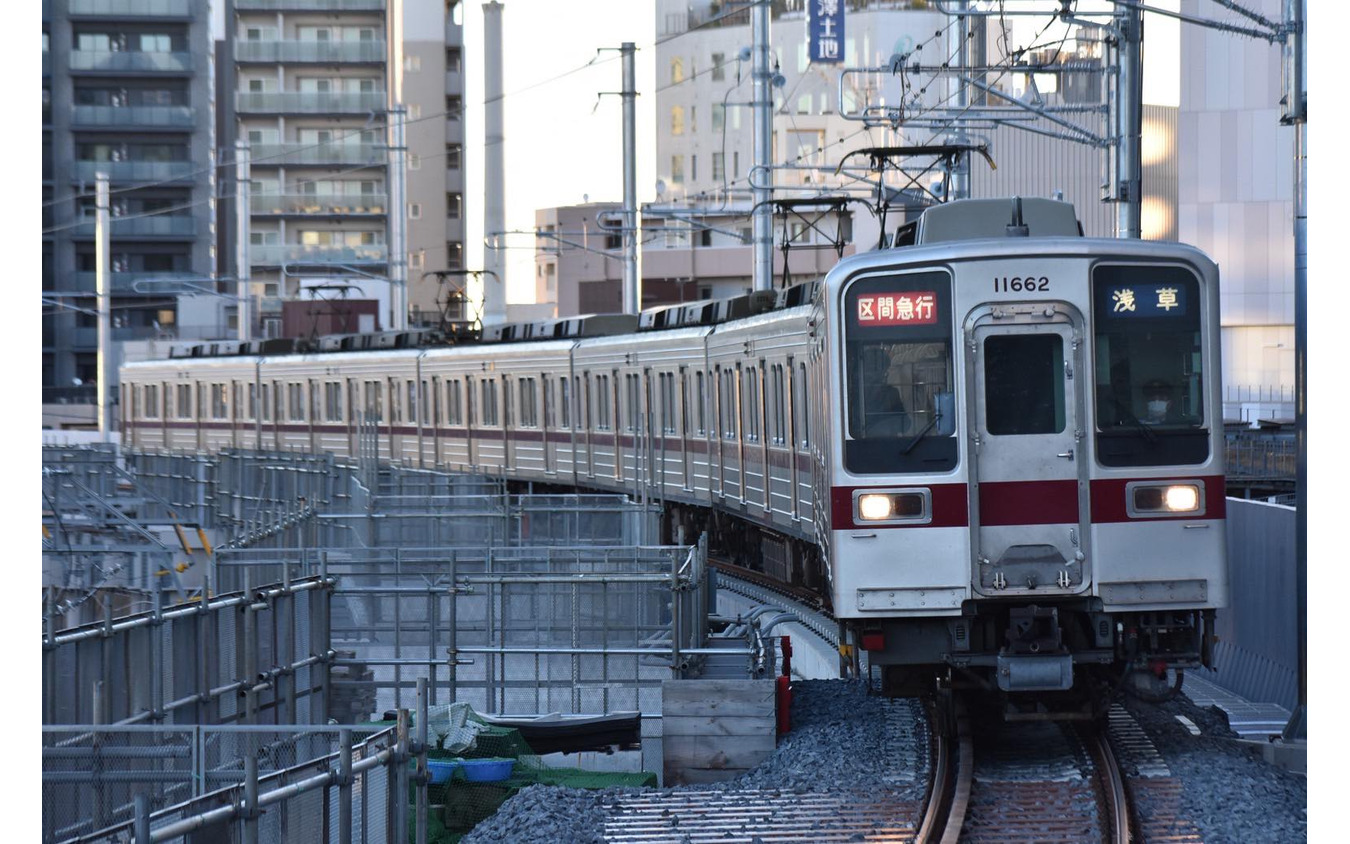 とうきょうスカイツリー駅上りホームに進入する区間急行。