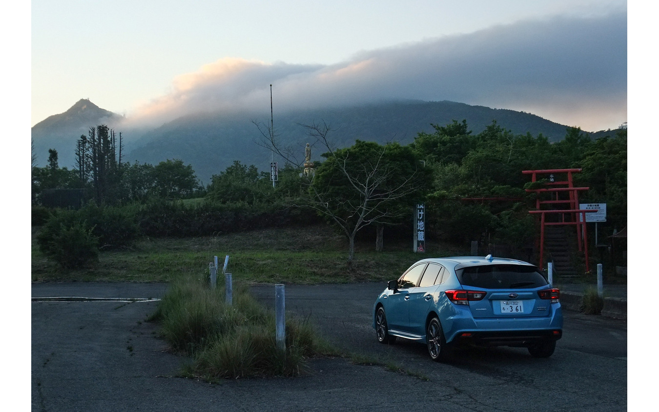 夕暮れの筑波山をバックに記念撮影。