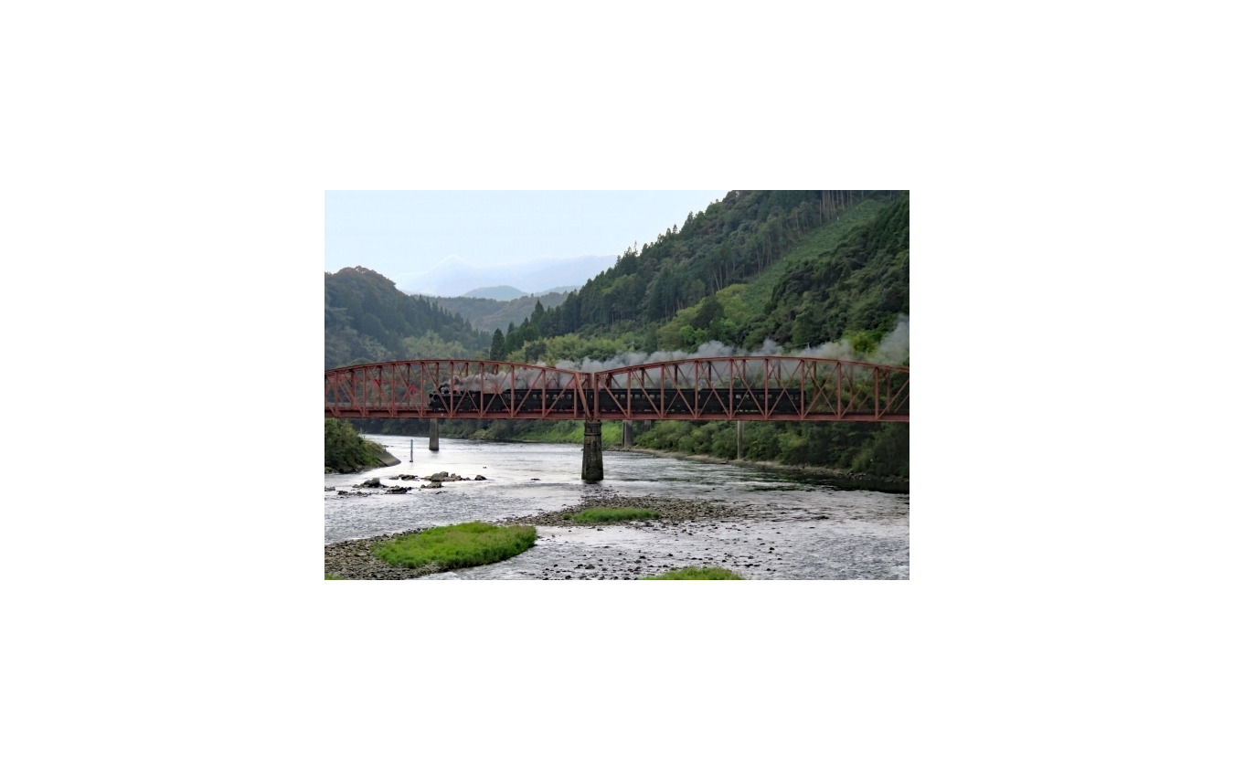 令和2年7月豪雨で流された球磨川のトラス橋を渡る『SL人吉』。