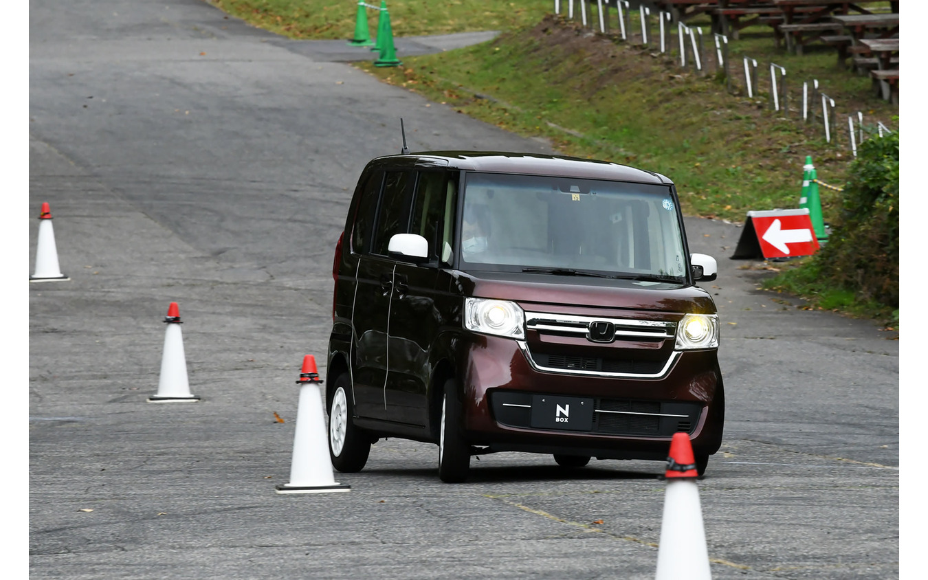 鋸歯（シェブロン）形状の実効空力デバイスを装着したホンダ N-BOX