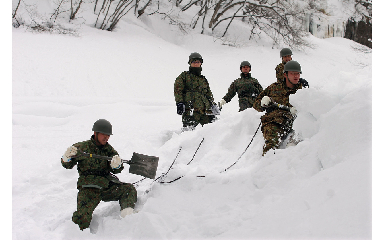 新潟県津南町で除雪作業にあたる自衛隊（2005年1月）