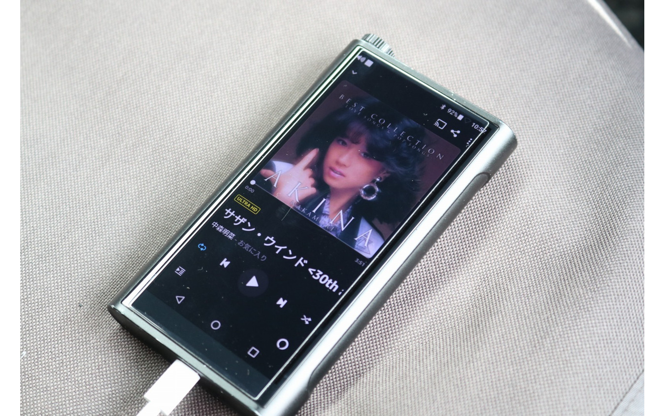 オーディオプレイヤーにはFiio M15を用いる。月井さんが愛する'80年代～'90年代の女性ボーカルが数多く収録されている。