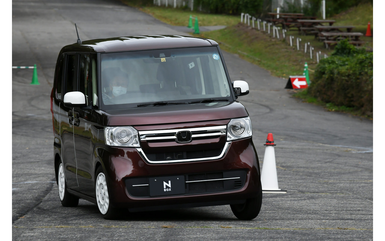 鋸歯(シェブロン)形状の実効空力デバイスを装着したホンダ N-BOX