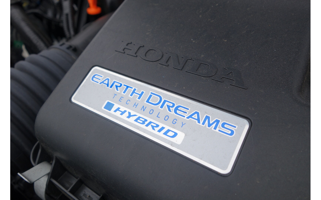 エンジンカバー上の「EARTH DREAMS TECHNOLOGY」エンブレム。現在このネーミングはフェードアウト中で、改良型では外されているという。