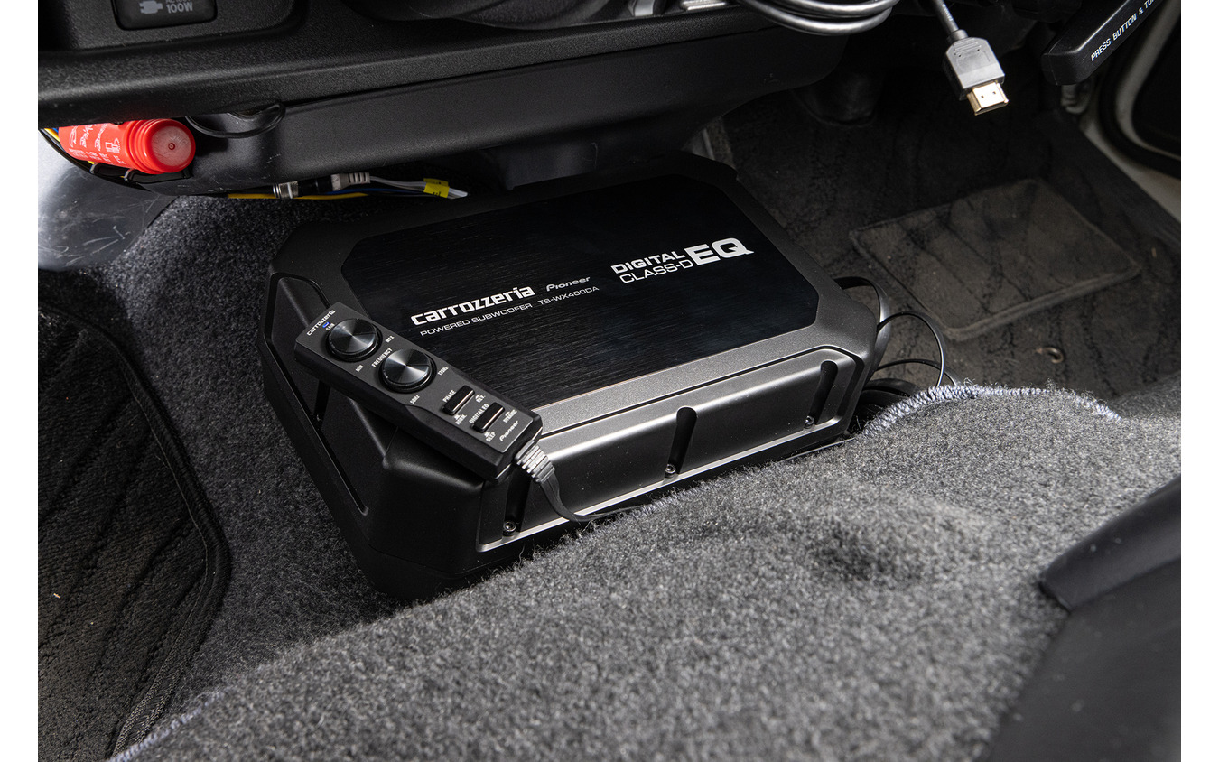 センターコンソール下にサブウーファー(TS-WX400DA)が設置してあり迫力ある重低音を再生する
