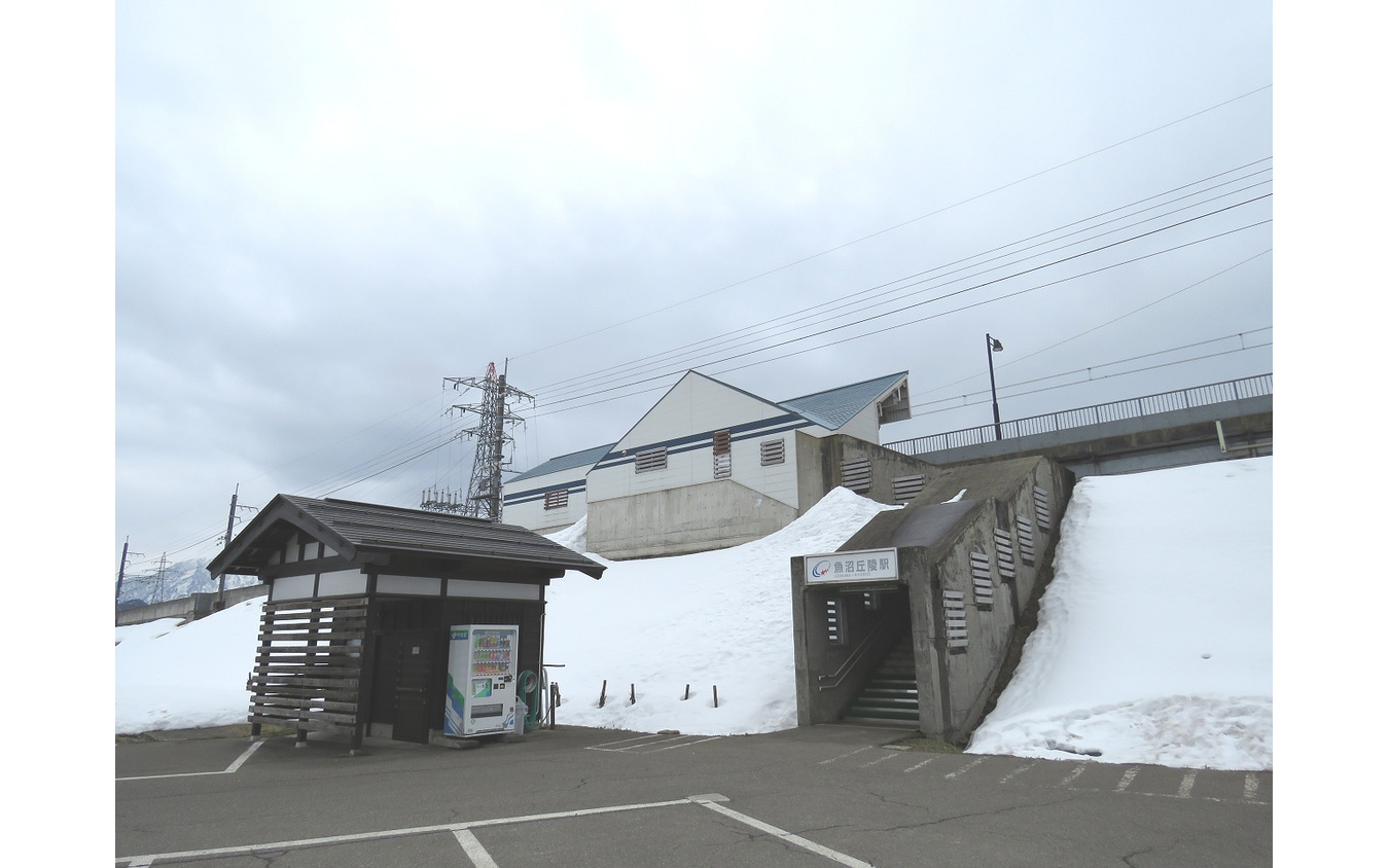 快速が通過する魚沼丘陵駅。改正後は全列車が停車することに。