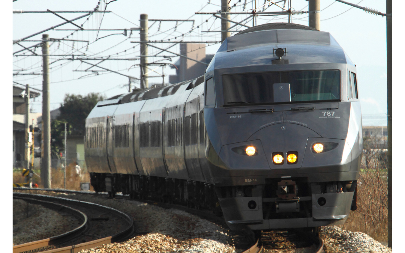 定員3人のみの「DXグリーン車」を営業している787系特急型電車。DXグリーン料金は201km以上の料金が3000円台から6000円台へ大幅にアップする。